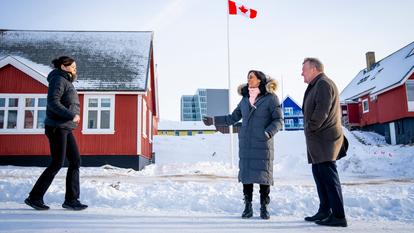Les ministres des Affaires Etrangères danois, groenlandais et canadien inaugurent le consulat canadien à Nuuk, au Groenland.