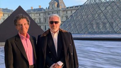 Jack Lang, ancien ministre français de la Culture, apparaît aux côtés de Jeffrey Epstein devant la pyramide du Louvre à Paris, sur une image extraite d’une vidéo diffusée par le ministère américain de la Justice dans le cadre de l’enquête sur Epstein.