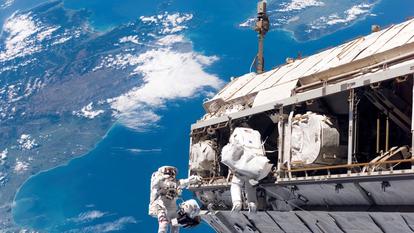 Sortie extravéhiculaire autour de la station spatiale ISS
