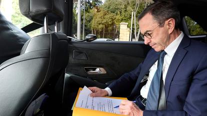 Dans sa voiture, Bruno Retailleau relit soigneusement sa déclaration de candidature.