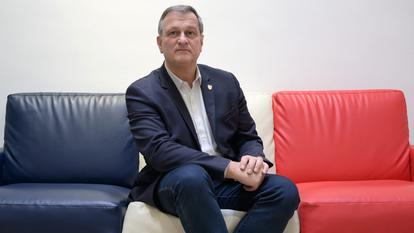 Louis Aliot pose pour une photo le 6 février 2026.
