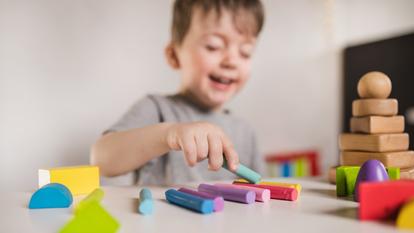 Déclencher des thérapies psychoéducatives dès 2 ou 3 ans permettrait de modifier positivement et durablement le développement des compétences sociales et communicationnelles de ces enfants.