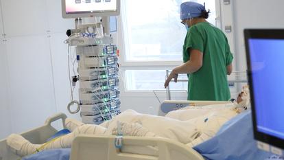 Chez les patients grands brûlés et greffés, des pansements occlusifs sont réalisés et changés toutes les 48 heures sous anesthésie générale, jusqu’à cicatrisation.