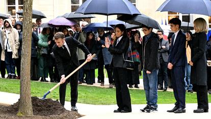 Emmanuel Macron et la famille d’Ilan Halimi ont planté un arbre dans les jardins du palais présidentiel.
