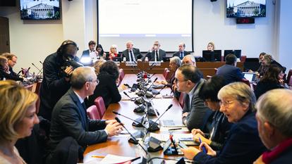 les députés et rapporteurs Brigitte Liso (Ensemble pour la République), Olivier Falorni (Mouvement démocrate) et Frédéric Valletoux (Horizons) lors d’un nouvel examen en commission du projet de loi sur le droit à l’aide à mourir, le 4 février, à l’Assemblée nationale.