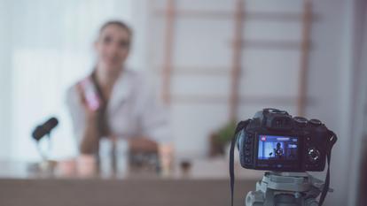 Pour lutter contre les dérives, les activités des influenceurs ont pourtant été encadrées en 2023.