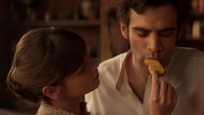 Tita (Azul Guaita) et Pedro (Andres Baida) dans Chocolat amer, sur HBO Max.