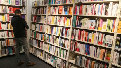 « Un ouvrage vendu à la Fnac ne signifie pas que la Fnac en cautionne le contenu », se défend la chaîne de magasins spécialisée dans la vente de produits culturels.