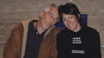 Une photographie non datée de Jeffrey Epstein et Ghislaine Maxwell, publiée par le ministère de la Justice.
