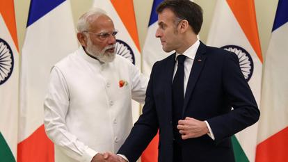 Emmanuel Macron et le premier ministre indien Narendra Modi à Bombay, le 17 février 2026.