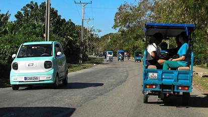 Les Cubains font face à l’une des pires pénuries de carburant de ces dernières années. La plupart circulent en triciclos, des tricycles électriques venus de Chine.