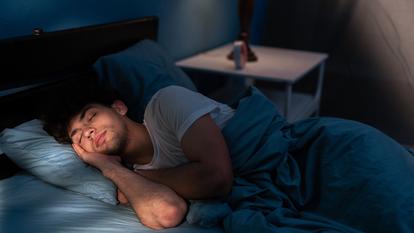 Notre sommeil ne suit pas seulement le rythme jour-nuit, mais aussi une horloge très intime logée au creux de notre organisme.