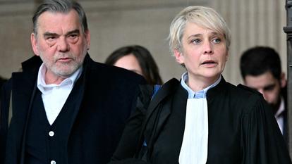 Les avocats de l’accusé Brahim Chnina, Frank Berton (à gauche) et Louise Tort, au Palais de Justice de Paris, le 26 janvier 2026.