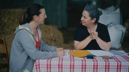 Amélie Jolivel, à droite, avec une éleveuse.