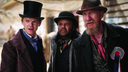 Jack Dawkins, dit le Renard (Thomas Brodie-Sangster), et Fagin (David Thewlis), au premier plan, poursuivent leurs méfaits en Australie
