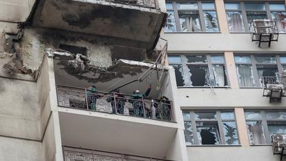 Un immeuble résidentiel touché par une frappe de drone russe, dans le contexte de l’attaque russe contre l’Ukraine, à Odessa en Ukraine le 17 février 2026.