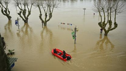 Près du centre-ville inondé par la Garonne à La Réole, dans le sud-ouest de la France, le 17 février 2026.