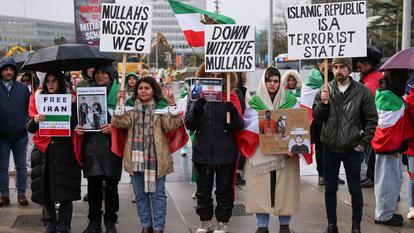 Des manifestations portent des pancartes lors d’une manifestation près du bureau des Nations Unies, alors que le deuxième round de négociations nucléaires entre les États-Unis et l’Iran a lieu à Genève, en Suisse, le 17 février 2026.