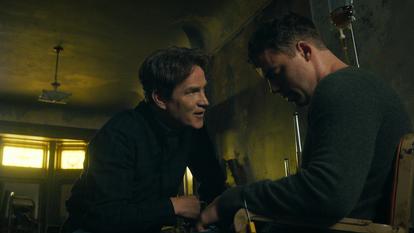 Le mystérieux tueur à gages, surnommé «Le Père» (Stephen Moyer) interroge Peter Sutherland (Gabriel Basso).