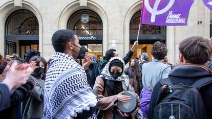 Le 12 mars 2024, l’amphithéâtre Boutmy de Sciences Po Paris était rebaptisé «Gaza» (ici, une manifestation d'étudiants rue Saint-Guillaume pour la venue de Jean-Luc Mélenchon, le 22 avril de la même année).