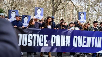 En tête de cortège, les manifestants réunis à Lyon en hommage à Quentin Deranque ont déployé une banderole clamant «Justice pour Quentin».