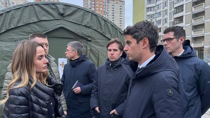 Gabriel Attal, mardi après midi dans un quartier de Kiev touché ces derniers jours par les coupures d’électricité.