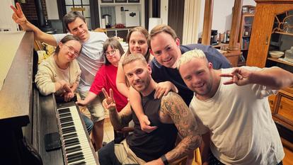 Matt Pokora et le groupe de « Sur la route »