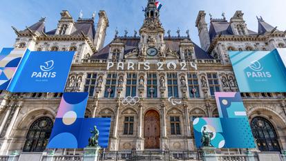 Façade de l'Hôtel de ville de Paris décorée sur le thème des jeux olympiques et paralympiques d'été de Paris 2024.