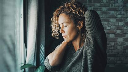 En attendant que ces pistes thérapeutiques aboutissent, l’étude impose déjà de changer le regard porté sur la douleur des femmes.