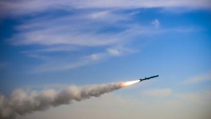Un missile du Corps des gardiens de la révolution islamique (CGRI) est lancé lors d’un exercice militaire au large de la côte sud de l’Iran, le 4 décembre 2025.