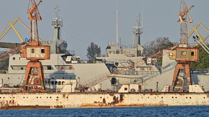Des navires des garde-côtes cubains ont accosté au port de La Havane, mercredi.