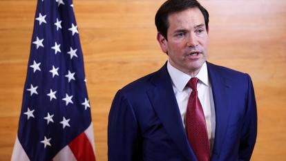 Le secrétaire d’État américain Marco Rubio s’adresse aux journalistes à l’aéroport international Robert L. Bradshaw à Basseterre, Saint-Kitts-et-Nevis, le 25 février 2026.