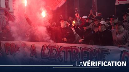 Des banderoles et des fumigènes sont déployés lors d’une manifestation en soutien à La Jeune Garde, près de la préfecture de Lyon, le 6 mai 2025.