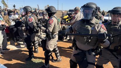 Les forces de l’ordre encadrent une manifestation contre un centre de détention de l’ICE au Texas.