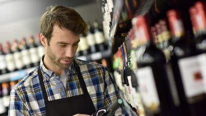 Les conseils des cavistes sur les vins à dénicher dans les supermarchés.