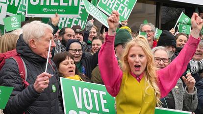 Hannah Spencer, la candidate du parti écologiste à Gorton and Denton, participe à un cortège le 13 février 2026.