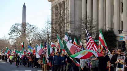 Des manifestants brandissent des drapeaux iraniens dans les rues de Washington après les frappes israélo-palestiniennes contre le régime des mollahs le 28 février 2026.