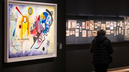 Gelb-Rot-Blau (Jaune-rouge-bleu), 1925. Legs de Mme Nina Kandinsky en 1981. À sa droite, l’iconothèque de Kandinsky.