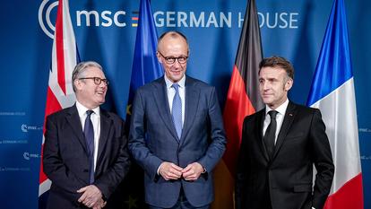Keir Starmer, Friedrich Merz et Emmanuel Macron à Munich, le 13 février 2026.