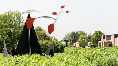 Le sculpteur américain Alexander Calder, mort il y a cinquante ans, trône avec son énorme stabile dans le parc du LaM à Villeneuve-d’Ascq. C’est un dépôt du Centre Pompidou.