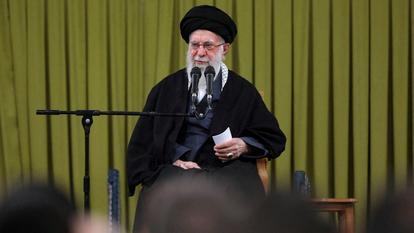 L’ayatollah Khamenei, guide suprême de la révolution islamique depuis 1989 et chef d’État du régime iranien.