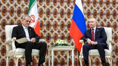 Le président russe Vladimir Poutine et le président iranien Massoud Pezeshkian.
