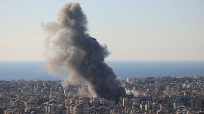 De la fumée s’échappe après une frappe israélienne sur les banlieues sud de Beyrouth dans le cadre du conflit américano-israélien avec l’Iran, le 2 mars 2026.