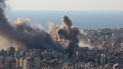 De la fumée et de la poussière s’élèvent après une frappe israélienne sur les banlieues sud de Beyrouth, suite à une escalade entre le Hezbollah et Israël dans le contexte du conflit américano-israélien avec l’Iran, Liban, 2 mars 2026.