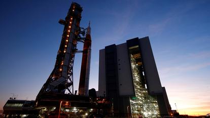 La fusée lunaire de nouvelle génération de la Nasa, Space Launch System, quitte sa rampe de lancement pour retourner au bâtiment d’assemblage des véhicules afin d’y être réparée avant le lancement de la mission Artemis 2, au Centre spatial Kennedy, à Cap Canaveral (États-Unis), le 25 février.