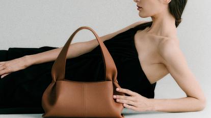 Le sac Numéro Neuf East West (440 €), comme tous les modèles Polène, est fabriqué à Ubrique, en Espagne.