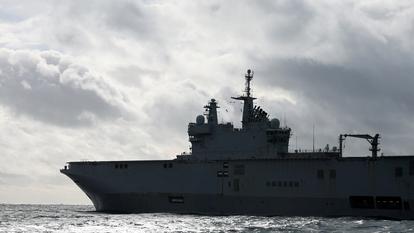 Vue du porte-hélicoptères amphibie de la Marine nationale française (PHA) Tonnerre lors d’un entraînement militaire en mer Méditerranée.