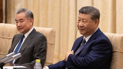 Le président chinois, Xi Jinping, et son ministre des Affaires étrangères, Wang Yi, à Pékin, le 25 février.
