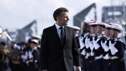 Emmanuel Macron lors de sa visite à la base navale de sous-marins nucléaires de l’Île Longue, le 2 mars 2026.