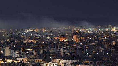 La fumée s’élève après des frappes israéliennes dans les banlieues sud de Beyrouth, la capitale du Liban.
